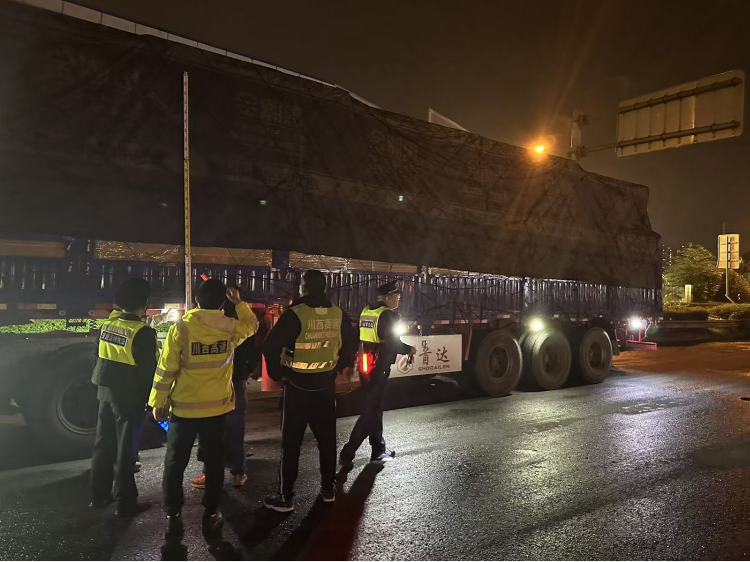 绕西管理处联合交通执法部门开展超限超载车辆专项整治行动2.png
