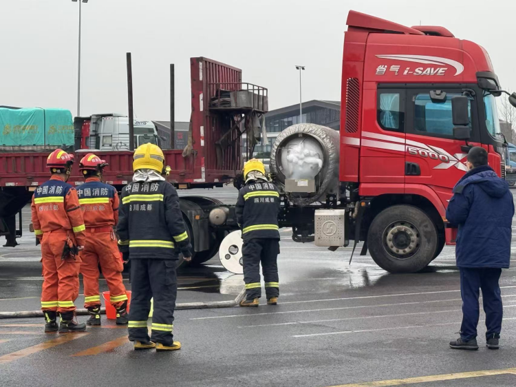 成都西服务区成都处置LNG货车漏气突发事件2.png