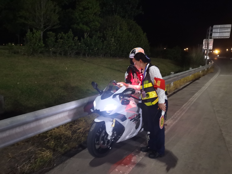20260712渝蓉高速洛带收费站深夜劝阻违规摩托上高速 (3)_副本.jpg