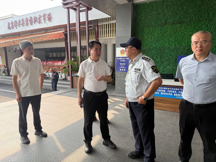 20260716川西公司党委书记、董事长刘小刚督导检查渝蓉公司汛期安全环保工作1_副本.jpg
