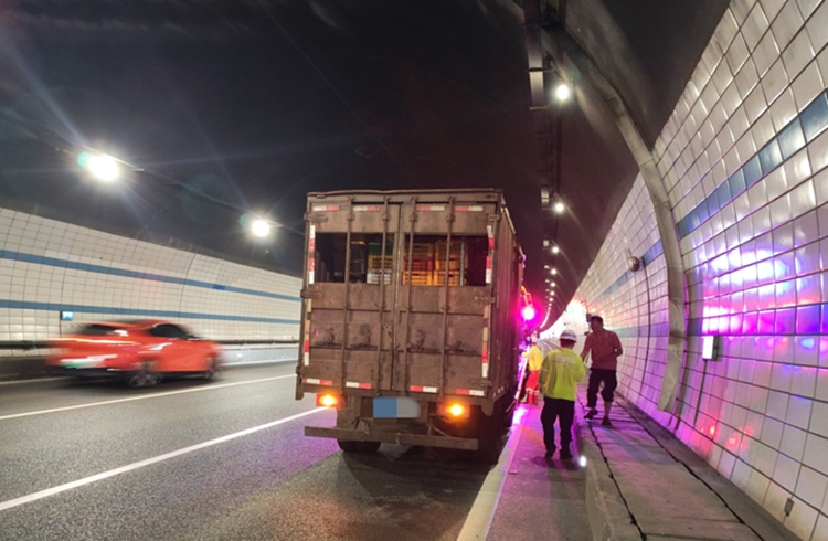 20260723隧道货车抛锚 渝蓉高速路巡中队15分钟高效处置保畅通 (2)_副本.jpg