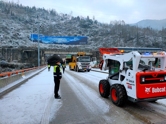 20210107川西公司全力确保冰雪天气道路安全畅通 (4)_副本.jpg