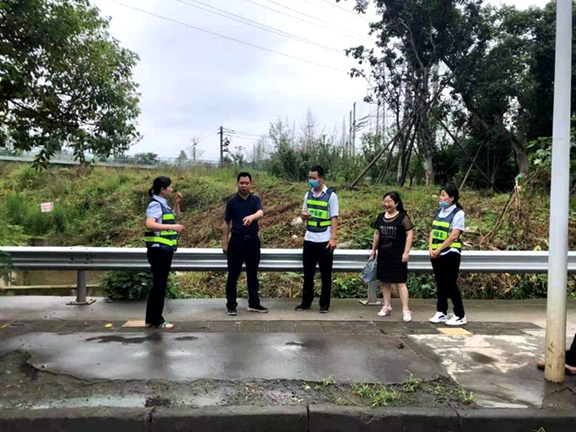 20210726川西公司党委副书记，总经理刘小刚到绕东成龙站指导防汛安全工作-副本.jpg