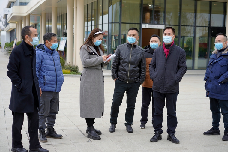 川西公司党委副书记、总经理刘小刚检查指导绕东服务区疫情防控和环境综治工作.JPG