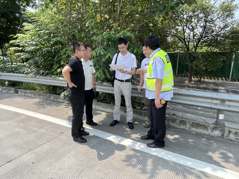 20230719蜀道集团路网中心路网运行部副部长余思明到绕东成龙站调研大运会准备工作 (1)_副本.jpg