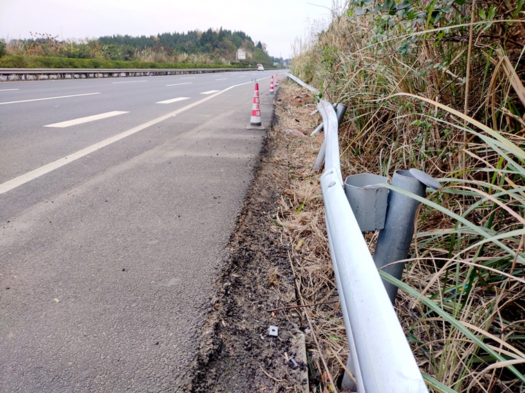 20231218有效维护高速公路路产路权-渝蓉公司成功处置一起损坏路产逃逸案件 (2)_副本.jpg