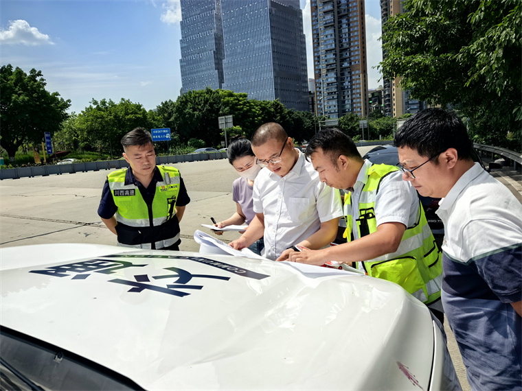 川西公司党委委员、纪委书记马光明到绕东天府站进行防汛减灾安全环保检查.jpg