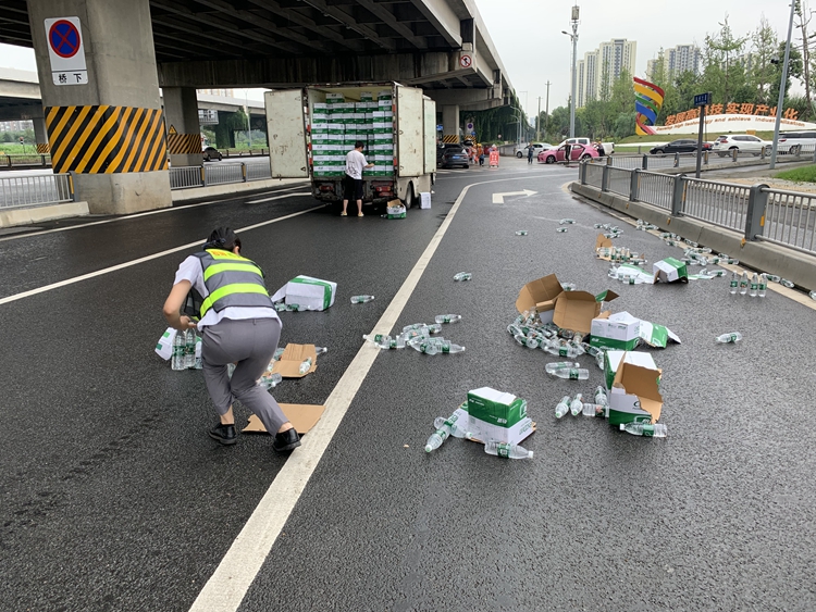 有效处置车辆货物散落事件,确保道路安全畅通_副本.jpg