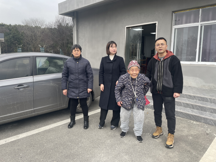 暖心救助走失老人 彰显社会正能量2.png