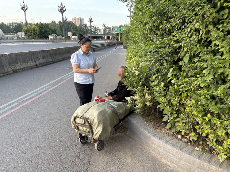 01 大件站员工帮助迷路老人_副本.jpg