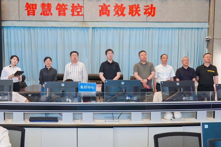 20250515交通基础设施数字化转型升级调研组一行到川西公司监控中心调研指导工作_副本.jpg