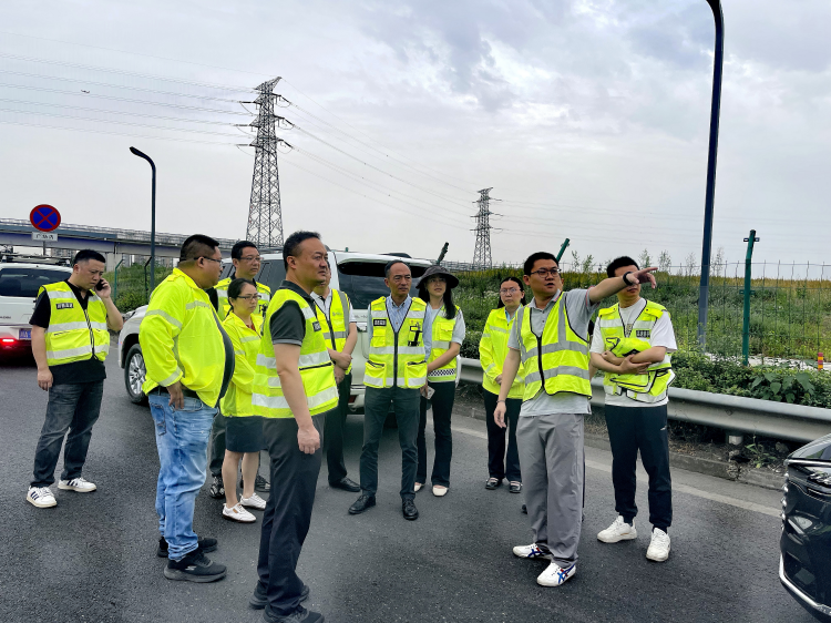 川西公司党委副书记、总经理何雁一行赴绕西管理处成新蒲站召开地质浅表层下沉处置现场会1.png