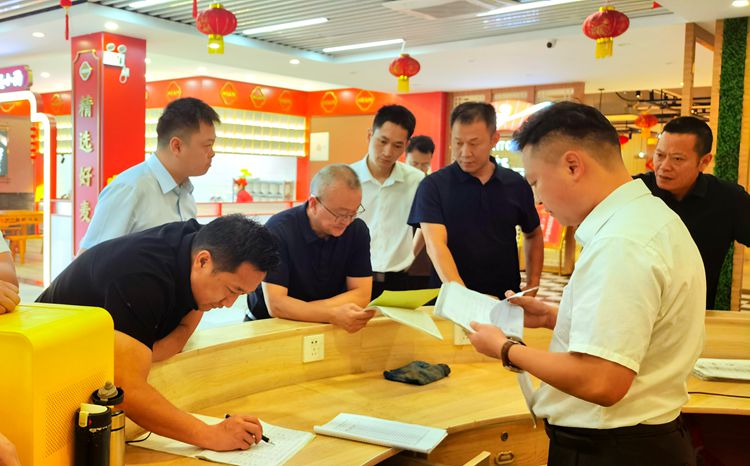 20250530川西公司党委委员、副总经理孙彬到渝蓉高速开展节前安全检查工作_副本.jpg