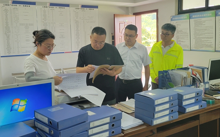 20250729渝蓉公司开展安全环保综合大检查暨汛期安全隐患专项检查2_副本.jpg