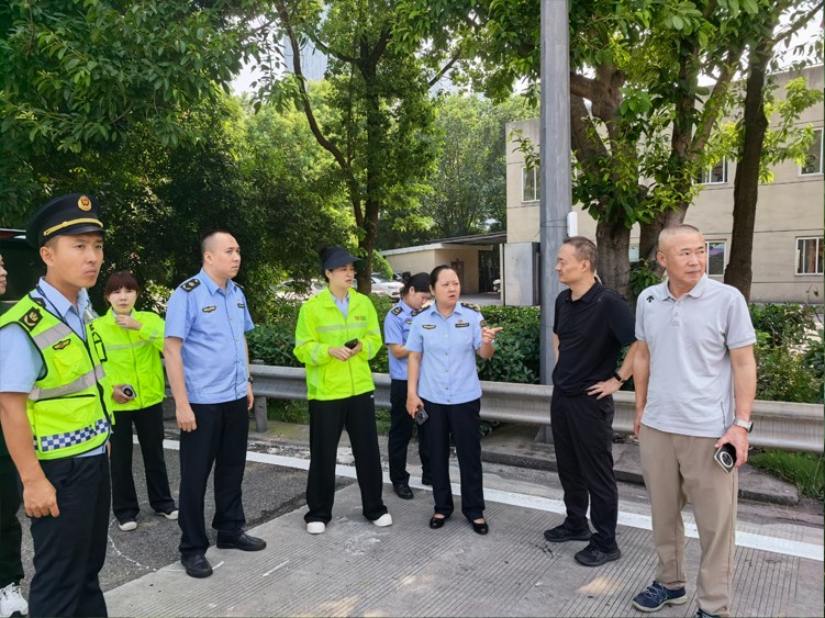四川省交通运输综合行政执法总队到绕东天府站检查世运会保障工作.jpg
