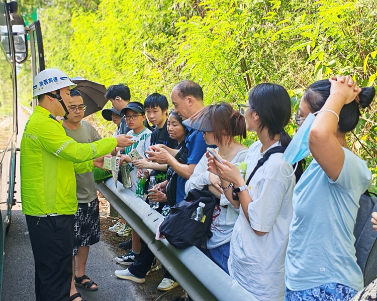 20250804渝蓉高速“一路三方”紧急救援故障大巴2_副本.jpg