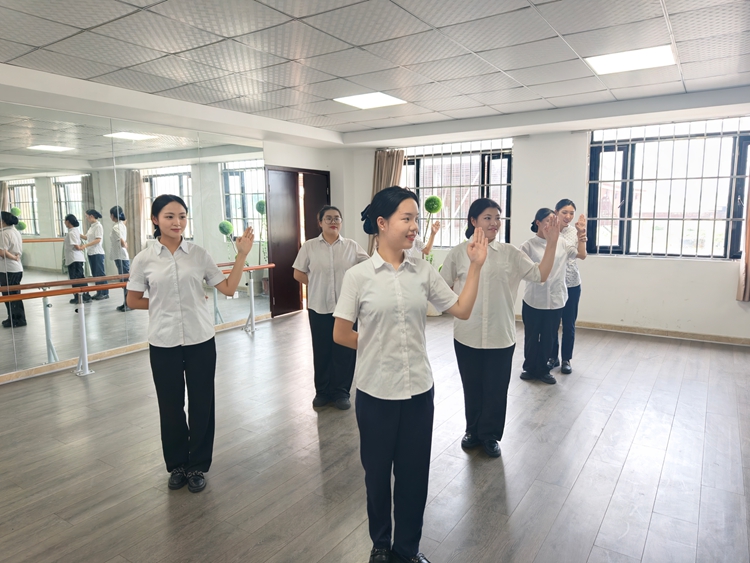 20250806渝蓉高速成都区域站召开世运会服务提升研讨会2_副本.jpg