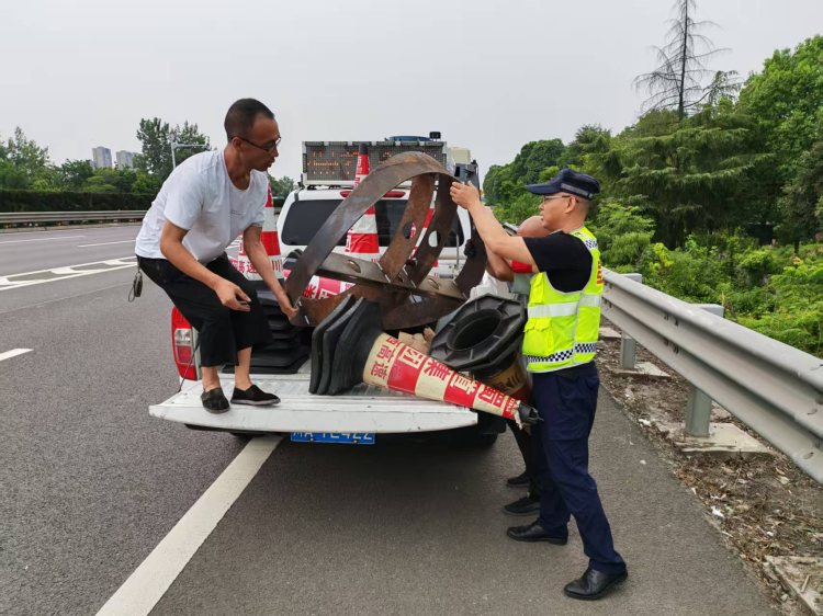 高效处置路面隐患 五色先锋守护平安1.png