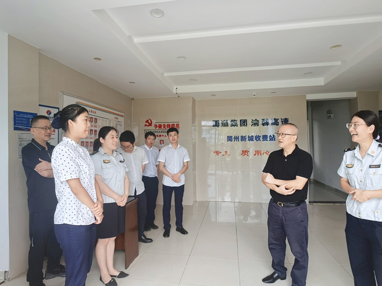 20250811川西公司党委委员、副总经理孙彬到渝蓉高速开展汛期安全督导暨“夏送清凉”慰问活动4_副本.jpg