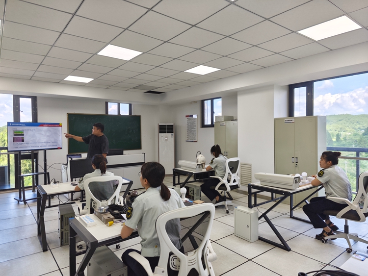 20250812渝蓉高速开展隧道机电系统操作培训1_副本.jpg