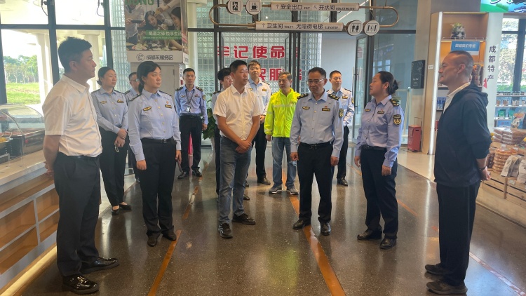 重庆市交通执法总队第五支队赴川西公司成都东服务区调研