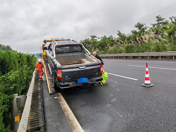 20251022渝蓉高速路巡二中队13分钟高效救援故障车辆保畅通 (2)(1)(2)_副本.jpg