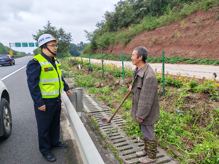 20251022路肩秒变“庄稼地”？渝蓉高速路巡及时劝阻消除隐患1_副本.jpg