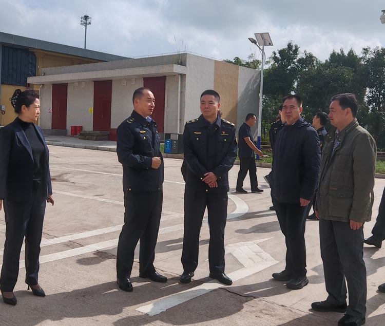 20251104四川省交通运输综合行政执法总队副总队长（副局长）吴晨到渝蓉高速检查服务区开通工作_副本_副本_副本.jpg