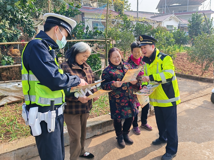 20251129渝蓉高速联合地方单位开展行人禁入高速宣传 筑牢安全防线 2_副本.jpg