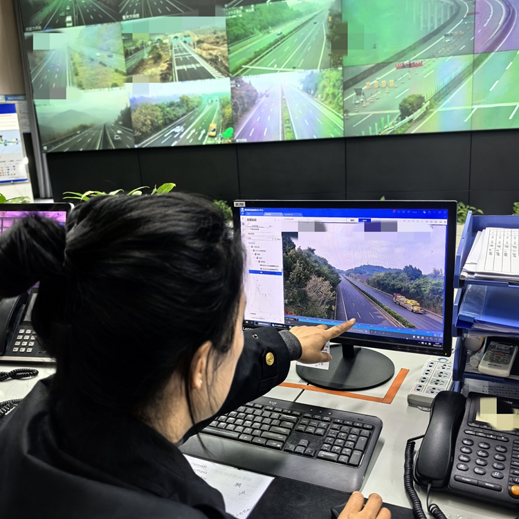 20251207渝蓉高速数据中心精准溯源 高效处置障碍物连环爆胎险情 (1)_副本.jpg
