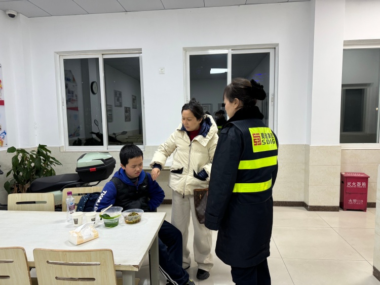 天府站暖心救助 助离家男孩平安归家.jpg