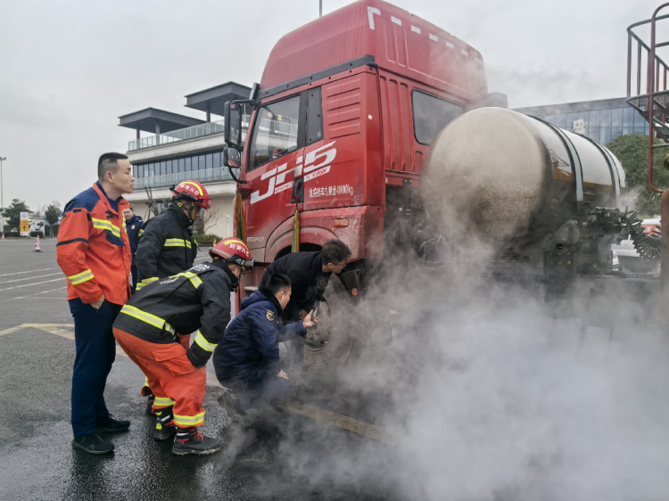 多方协同 高效联动 绕西管理处成功处置LNG货车泄漏事故2.png