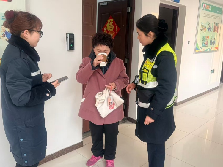 收费站援手迷路老人 助其平安回家1.jpg