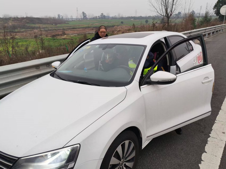 以人为本快处置 绕东管护队暖心助司乘.jpg