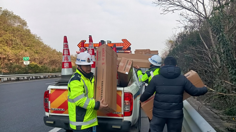 20260225渝蓉高速路巡及时处置货车货物散落险情 (1)_副本.jpg