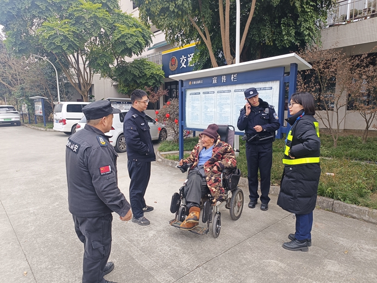 20260225渝蓉高速龙泉驿收费站帮助八旬迷路老人平安回家 (2)_副本.jpg