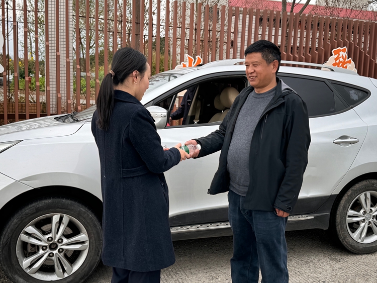 20260303车辆燃油耗尽抛锚 渝蓉高速简阳收费站暖心推车保畅通 (3)_副本.jpg