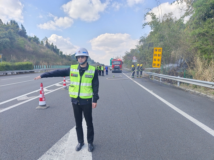 20260310渝蓉高速路巡中队“一路多方”联动 快速处置高速边网火情 (3)_副本.jpg