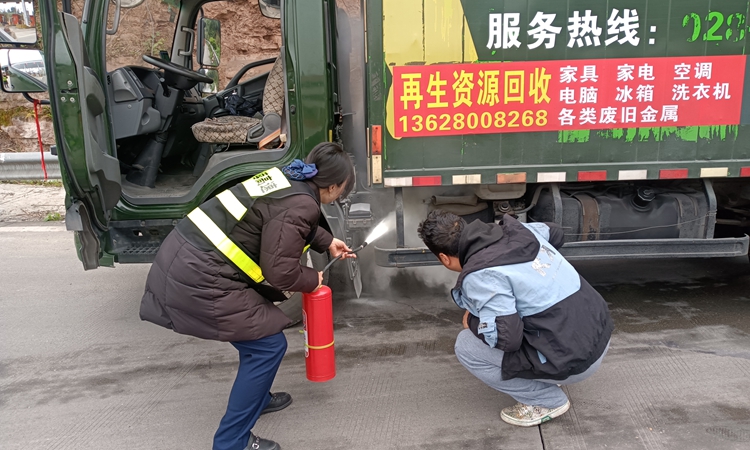 20260319渝蓉高速李家收费站高效处置货车自燃险情 (3)_副本.jpg