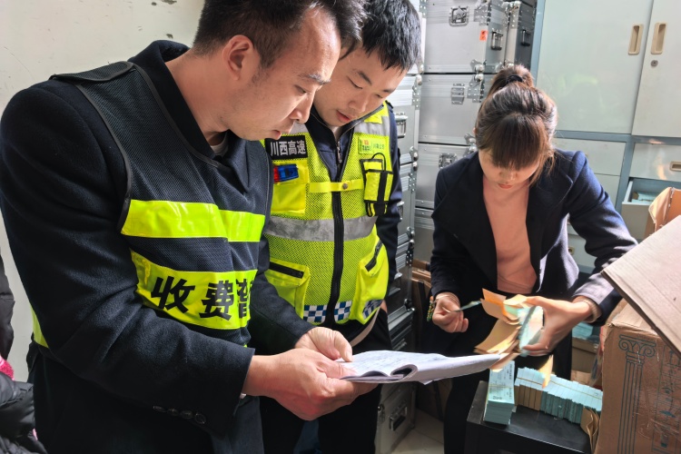绕东管理处收费稽查科到天府站开展票款卡专项检查1.jpg