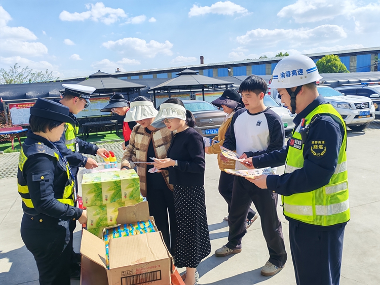 20260331渝蓉高速联合“一路三方”开展交通安全宣传 (4)_副本.jpg