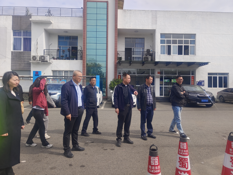 川西公司党委书记、董事长刘小刚一行赴绕西管理处成灌站督导废旧国有资产处置工作2.png