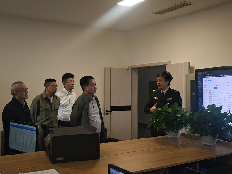 20260421 川西公司党委书记、董事长刘小刚赴运行调度中心调研指导数据稽核工作照片 1_副本.jpg