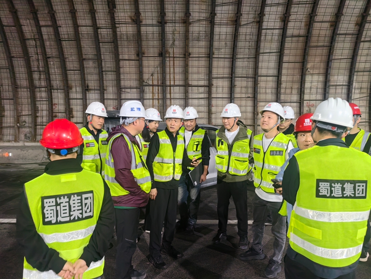 20260422川西公司党委副书记、总经理何雁到渝蓉高速督导检查隧道火烧施工及安全生产工作1_副本.jpg