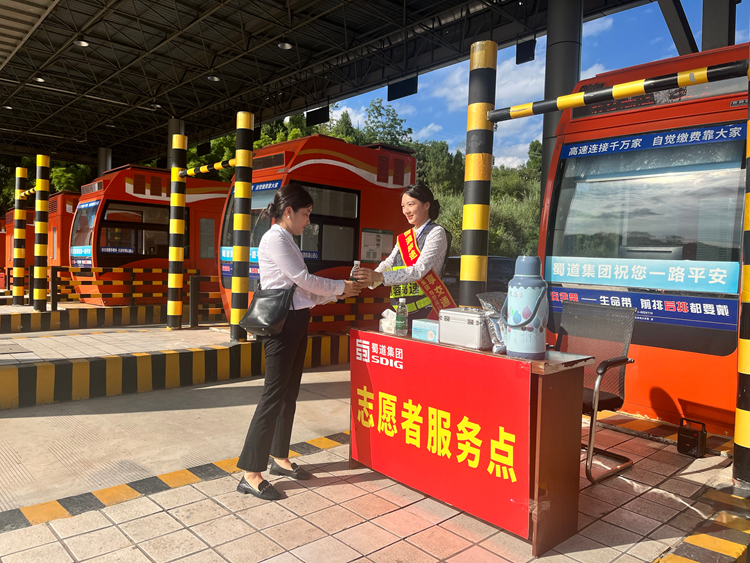 渝蓉公司全力保通保畅 平稳护航五一假期_副本.jpg