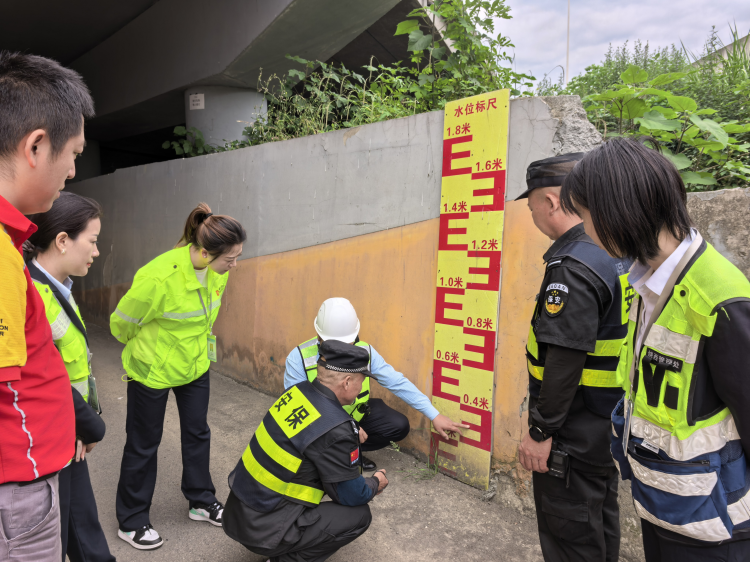 以练筑防 护航出行成都西服务区组织开展防汛应急演练1.png