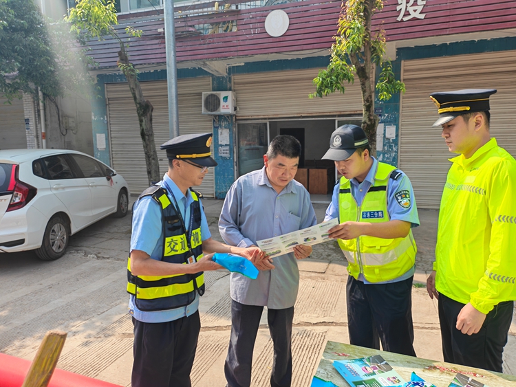 20260513渝蓉高速路巡中队开展路政宣传月主题活动_副本.jpg