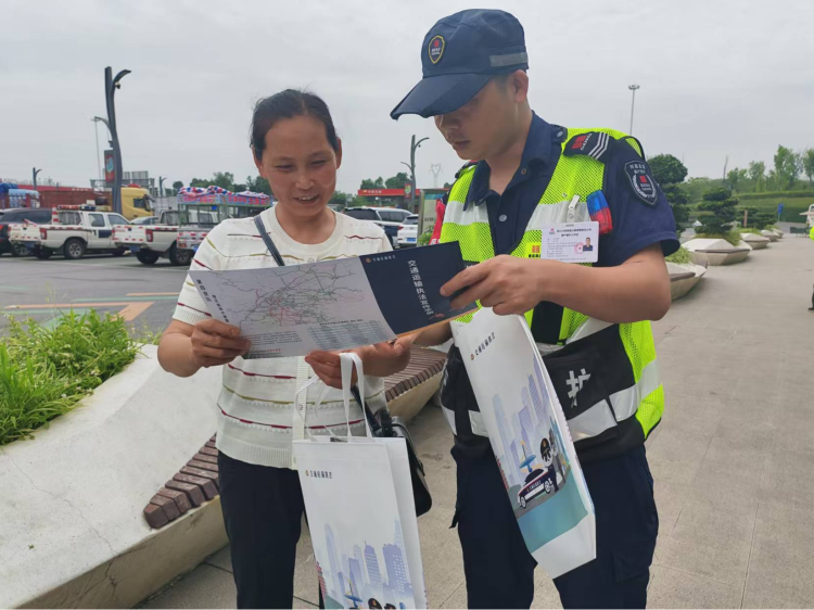 路警联动齐宣传 普法护路守平安，绕西管理处联合开展“路政宣传月”主题活动2.png