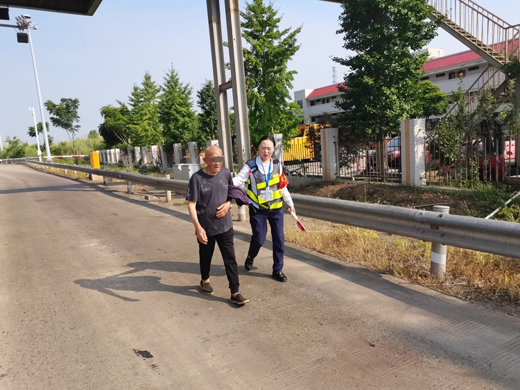 20260705迷途老人误入高速&nbsp;渝蓉高速洛带收费站“暖心接力”护归途1_副本.jpg