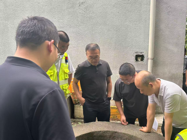 双流区副区长傅成曦一行赴绕西管理处双流站开展防汛工作调研2.png